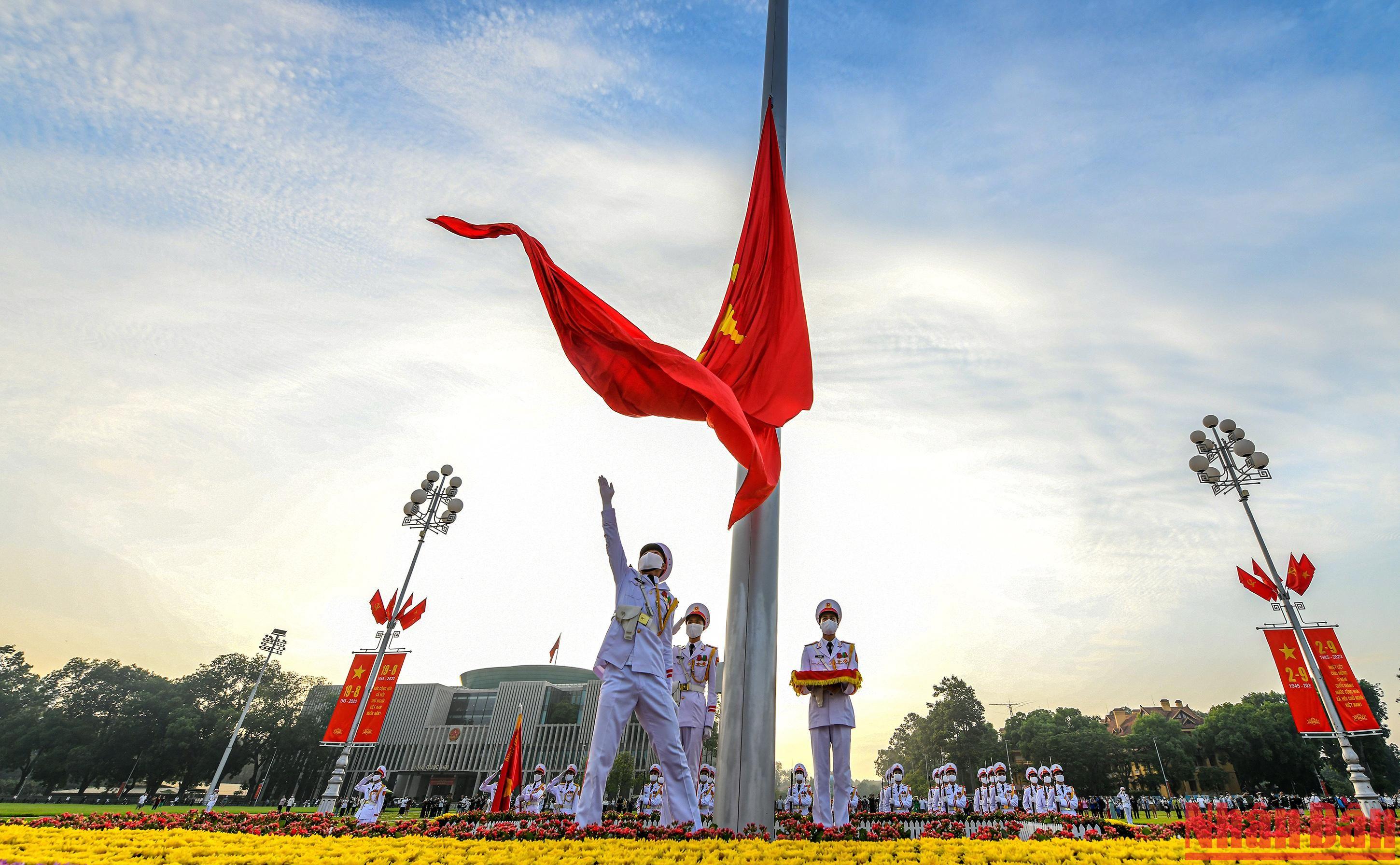 Flaggenhissungszeremonie zur Feier des 79. Nationalfeiertags am 2. September