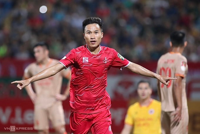 Trieu Viet Hung celebra el primer gol en la victoria de Hai Phong por 2-0 sobre Hanoi Police en la tercera ronda de la fase II de la V-League 2023. Foto: Lam Thoa