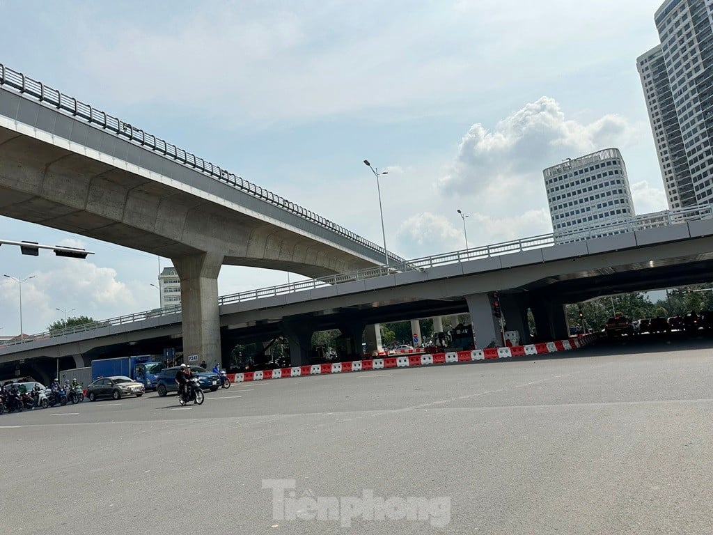 ภาพระยะใกล้ของที่จอดรถที่ให้บริการผู้โดยสารรถไฟจากสถานีรถไฟ Nhon - Hanoi ภาพที่ 10