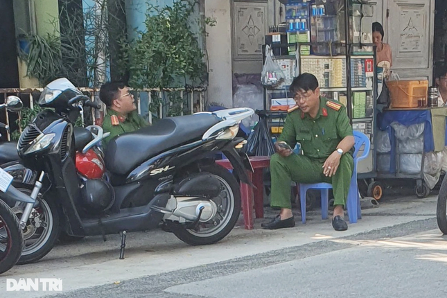 La policía vigila de cerca las zonas residenciales en busca de la persona que disparó perdigones de hierro a una casa en la ciudad de Ho Chi Minh, foto 1