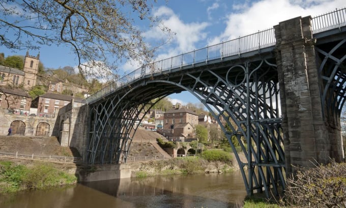 Le pont de fer traverse la rivière Severn. Photo : Bs0u10e0/Flickr