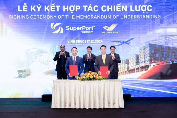 Memorandum of Understanding (MoU) signing ceremony between Vietnam SuperPort and Vietnam Post Corporation