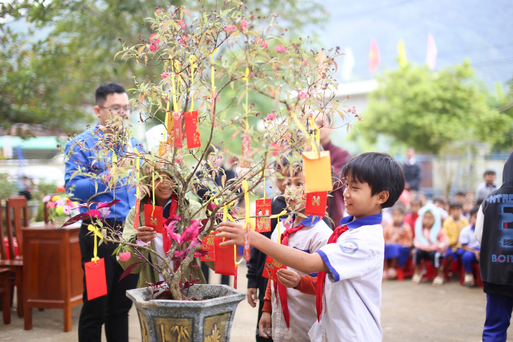 Lì xì heo đất cho thiếu nhi dân tộc có hoàn cảnh khó khăn ảnh 4