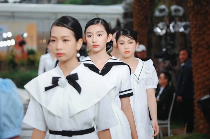 Từ nhỏ, Chiko được mẹ dẫn tham gia sự kiện giải trí nên sớm làm quen với ống kính máy ảnh. Cô bé cũng được thử sức vai trò người mẫu nhí, trình diễn trong một số show thời trang.