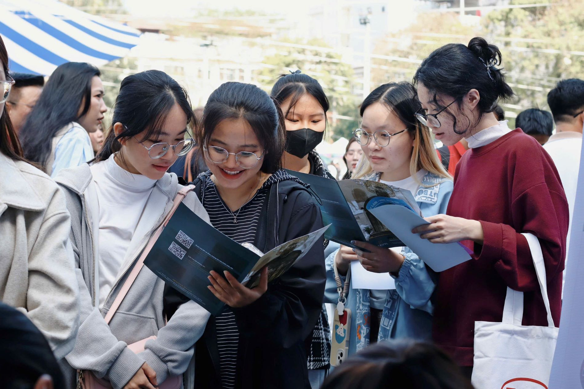 งานแสดงอาชีพของมหาวิทยาลัยฮานอยดึงดูดนักศึกษา 4,000 คน