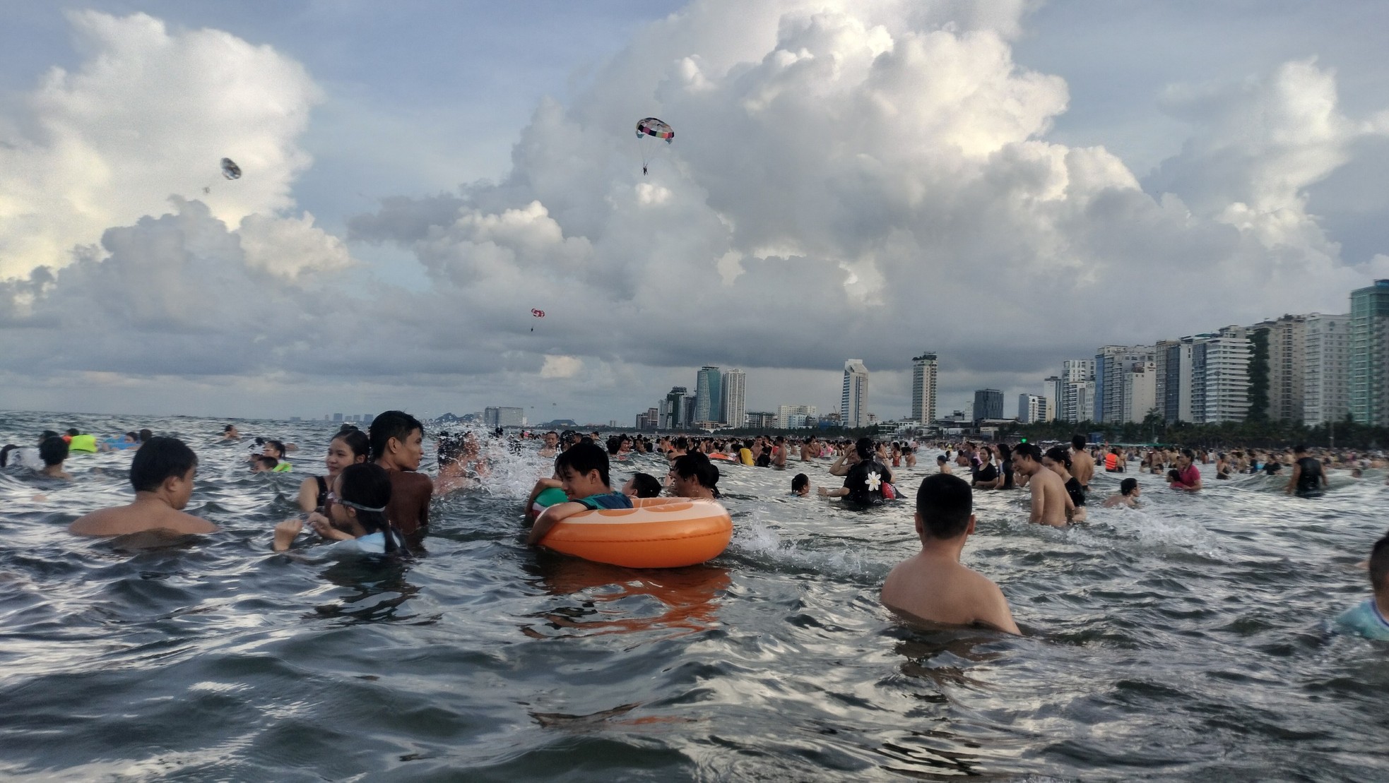 Sehen Sie sich abends das Feuerwerk an und genießen Sie tagsüber das Schwimmen am „schönsten Strand der Welt“. Foto 12