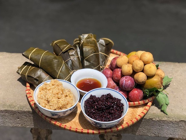 The offerings for the Duanwu Festival are carefully prepared. Photo: ST