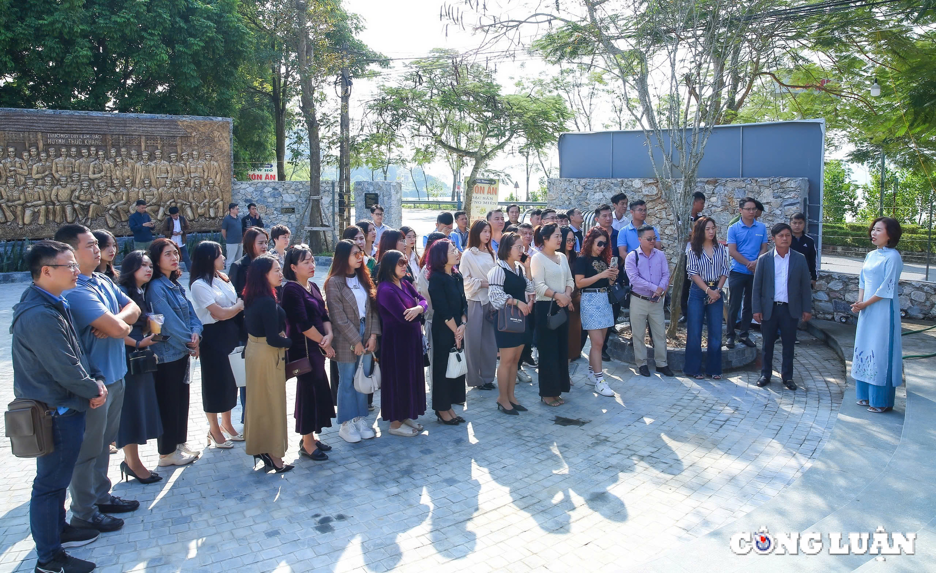 Die öffentliche Meinungszeitung organisierte einen Besuch der Quelle und präsentierte die Reliquien an der nationalen historischen Stätte der Schule. Der Reporter Huynh Thuc Khang Hinh 4