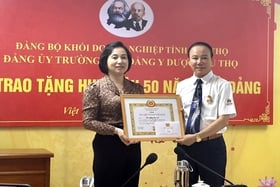 ប្រគល់​ស្លាក​សញ្ញា​គណបក្ស​ដល់​សមាជិក​បក្ស