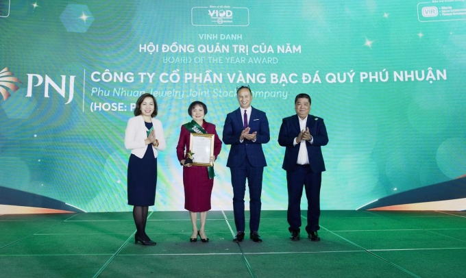 Bà Cao Thị Ngọc Dung - Chủ tịch HĐQT PNJ (thứ 2 từ trái qua) nhận giải từ VIOD. Ảnh: Đỗ Trường