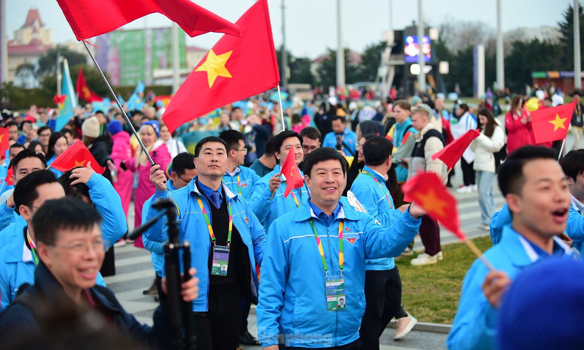 Bandera roja con estrella amarilla ondeando en el Festival Mundial de la Juventud 2024 foto 17