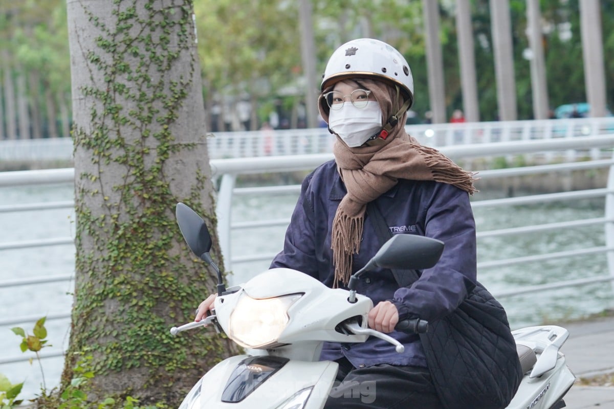 ハノイの人々は交通渋滞と寒風を乗り越えて仕事に行こうと奮闘している。写真7