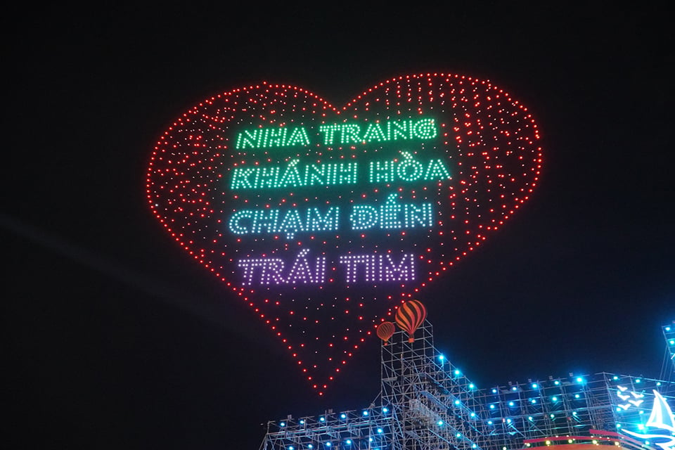 Das Nha Trang International Light Bay Festival wird voraussichtlich jeden Abend mehr als 50.000 Einheimische und Touristen anziehen, die direkt daran teilnehmen. Foto: Trung Nhan