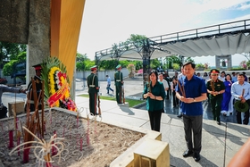 Deputy Prime Minister Le Minh Khai offers incense and pays tribute to heroic martyrs