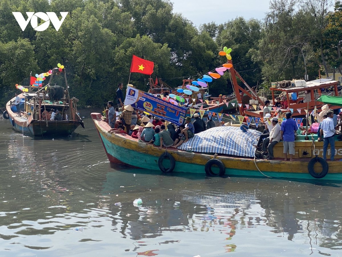 hon 50 tau thuyen trang hoang co hoa ra cua bien ruoc ca Ong hinh anh 2