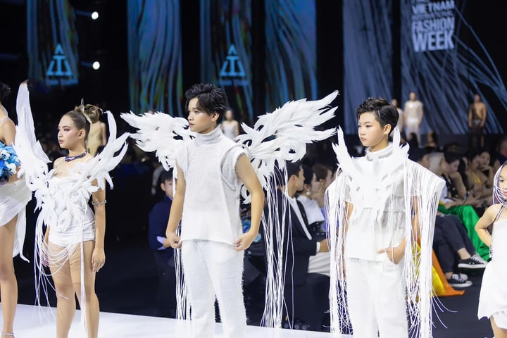 11-year-old child model confidently walks on the catwalk with Thanh Hang - 2