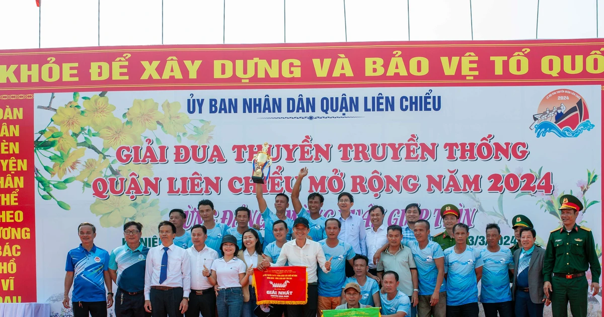 Courses de bateaux traditionnels passionnantes sur la rivière Cu De, Da Nang