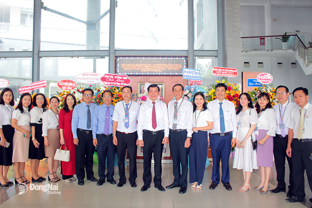 Provinzparteisekretär Nguyen Hong Linh besuchte den Radio- und Fernsehsender Dong Nai und gratulierte ihm. Foto: Ho Thao