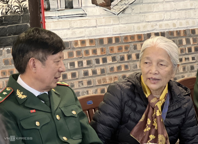 La maestra jubilada Nguyen Thi Duong, esposa del héroe y mártir de las Fuerzas Armadas Populares Nguyen Hien, vino de Thanh Hoa a Hanoi para asistir a la reunión. Foto: Hoang Phuong