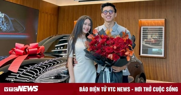 Van Hau upgraded to a new car, happily holding hands with his girlfriend Doan Hai My