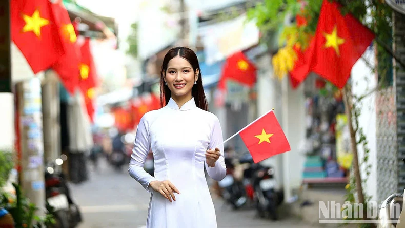 La bandera roja con estrella amarilla ondea por todas las calles del país.