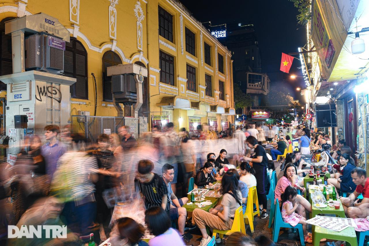Khách Tây luồn lách trong đám đông kín đặc tại phố Tạ Hiện - 1