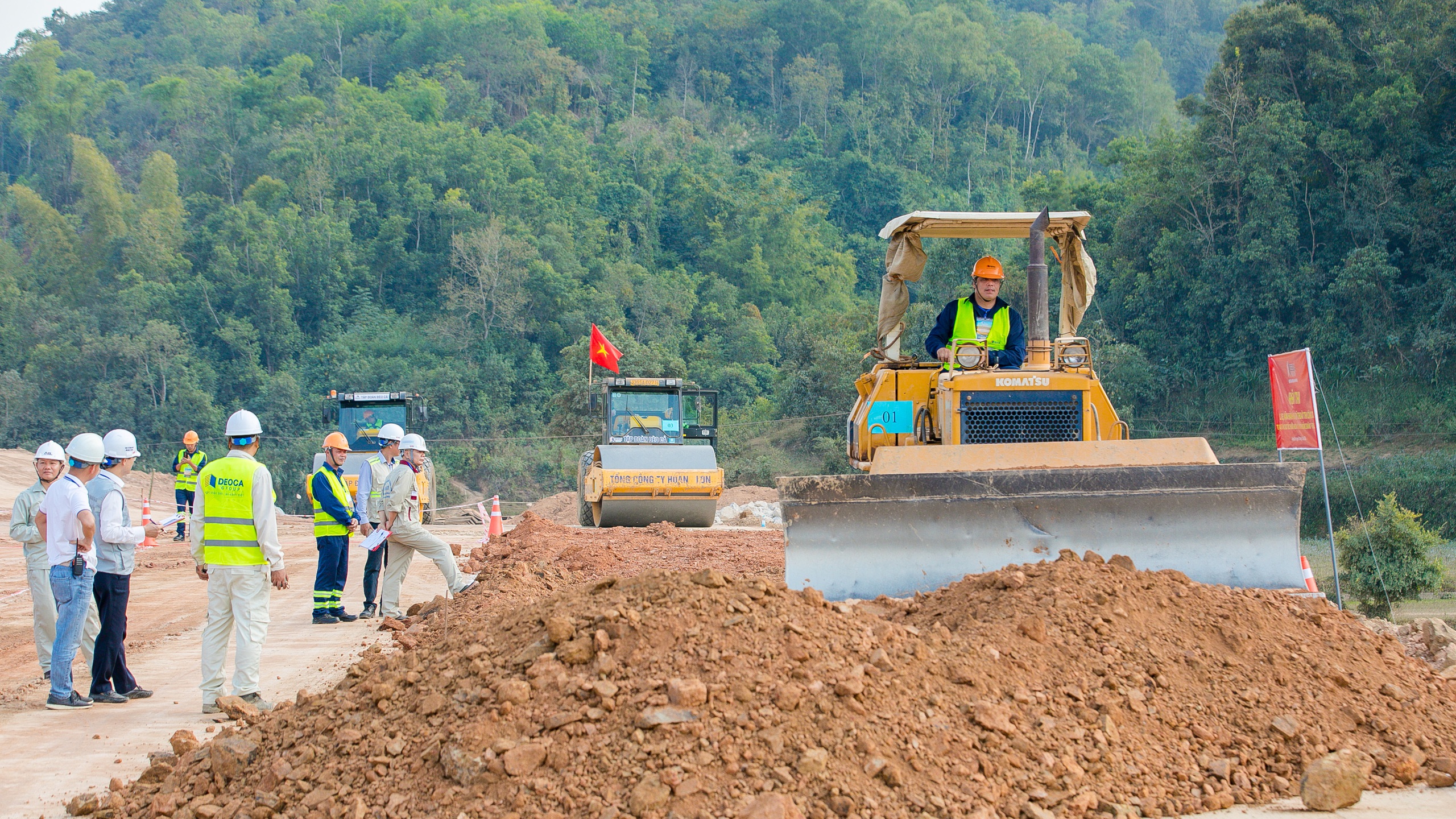 Gần 100 công nhân hai cao tốc lớn tranh tài vận hành máy và kỹ thuật thi công- Ảnh 1.