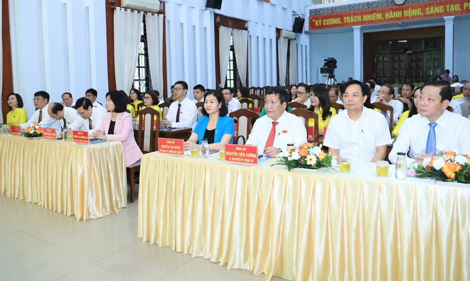 La secrétaire adjointe permanente du Comité du Parti de Hanoi, Nguyen Thi Tuyen, et les délégués à la réunion.