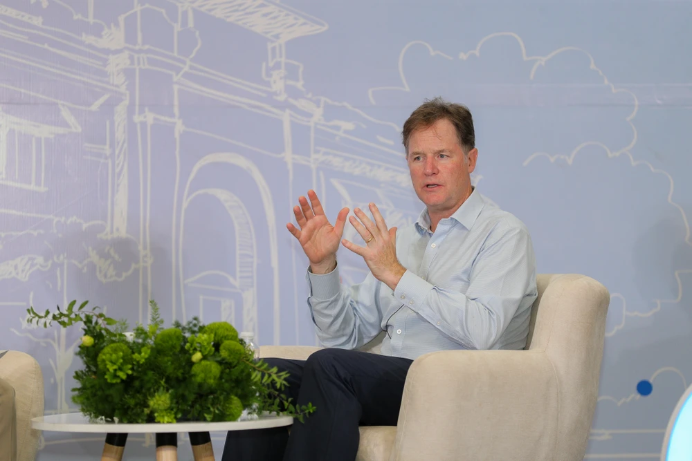 El presidente de asuntos externos globales de Meta Group, Nick Clegg, interactúa con estudiantes de la Universidad Nacional de Vietnam, Hanoi. (Foto: PV/Vietnam+)