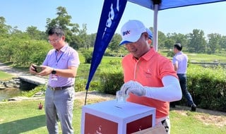 Difusión del programa 'Con Tien Phong, ayuda a los niños a ir a la escuela' en el Campeonato de Golf de Tien Phong