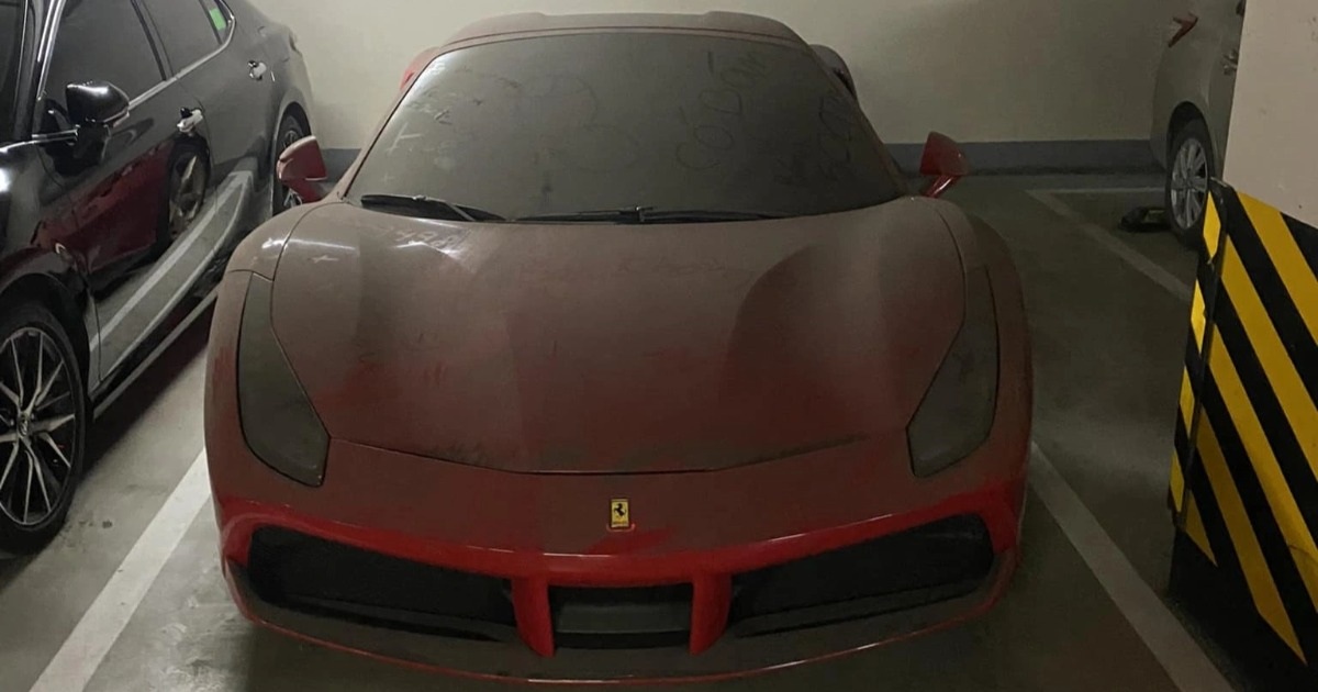 Người yêu ô tô tiếc cho "hàng hiếm" Ferrari 488 Spider phủ bụi tại Hà Nội