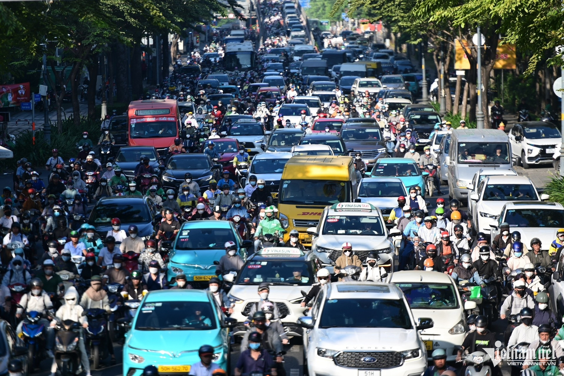 Explaining the 'suffocating' traffic jams in Ho Chi Minh City in recent days