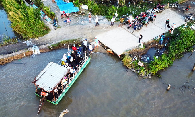 For more than three months now, most people have had to travel by ferry, and cars have not been able to pass through this section. Photo: An