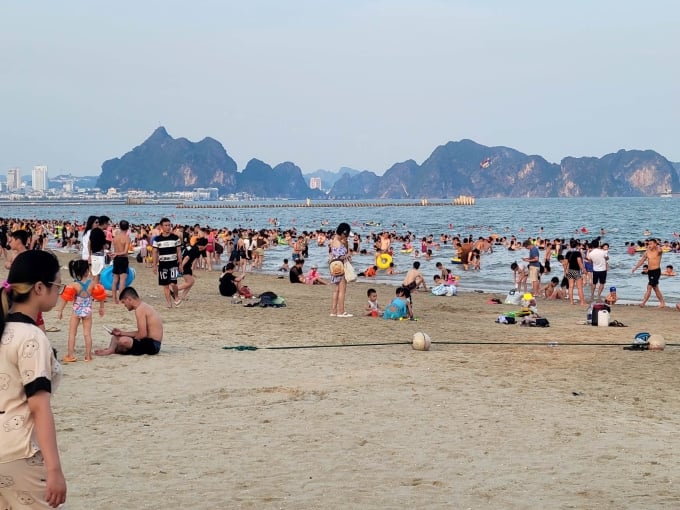 Eine Ecke des Strandes Bai Chay am Morgen des 11. Juni. Foto: Le Tan