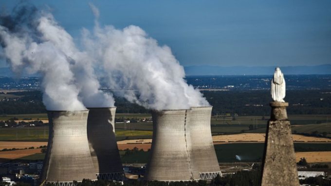 Am 20. Juli steigt Dampf aus den Kühltürmen des Kernkraftwerks Bugey im mittelfranzösischen Saint-Vulbas auf. Foto: AFP