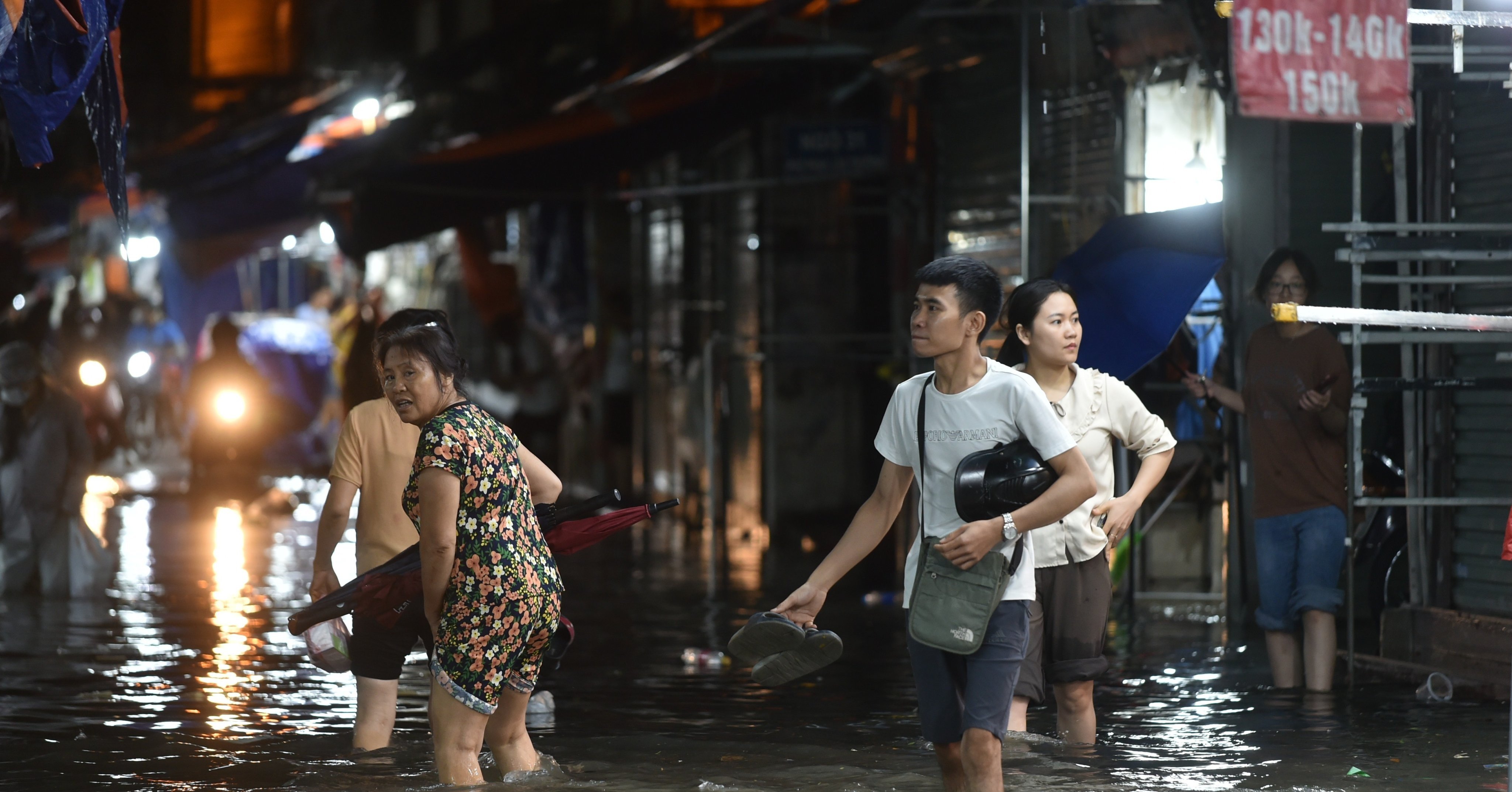 Mưa lớn khiến nhiều phố Hà Nội ngập úng, người dân bì bõm lội nước