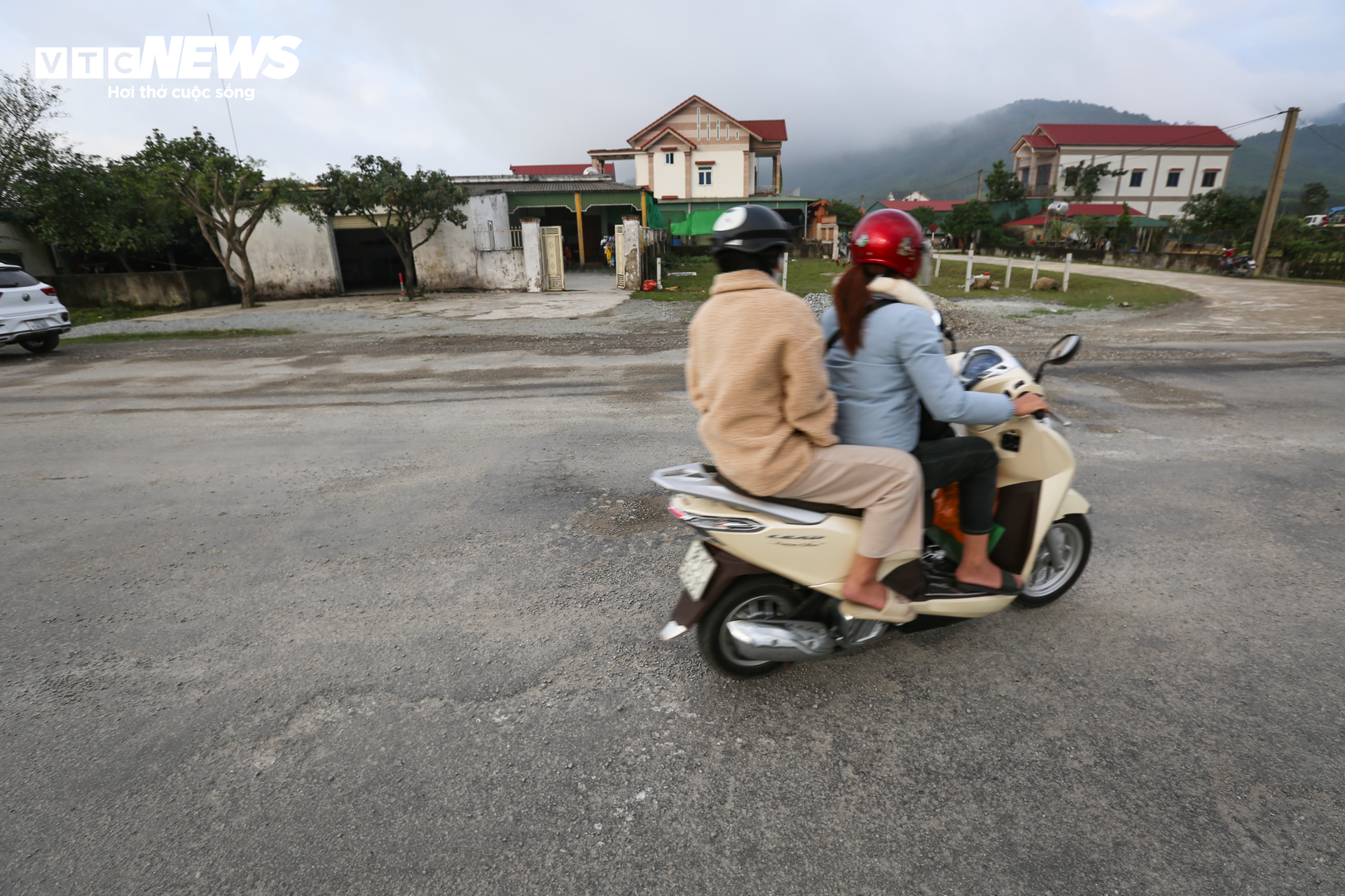 Mặt đường ‘luống khoai’ trên tuyến đường 2.000 tỷ ở Hà Tĩnh - 16