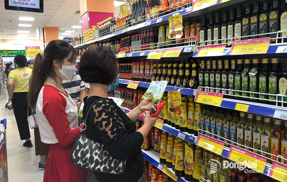 Los consumidores optan por comprar salsas y especias vietnamitas en un supermercado de la ciudad de Bien Hoa. Foto: Hai Ha