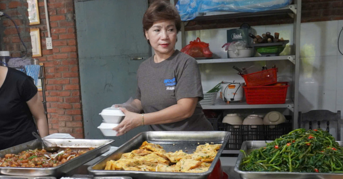 Dong Cam 2,000 VND Restaurant: Crowded with strangers but cozy like a family