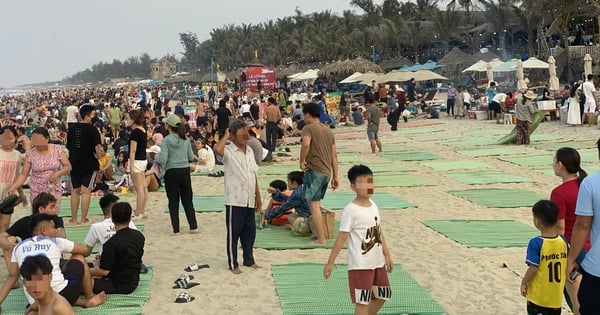 Hoi An debe poner fin a la práctica de extender esterillas para comer y beber en la playa