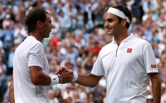 Federer (phải) thắng Nadal trong lần gặp cuối cùng tại bán kết Wimbledon 2019. Ảnh: Reuters