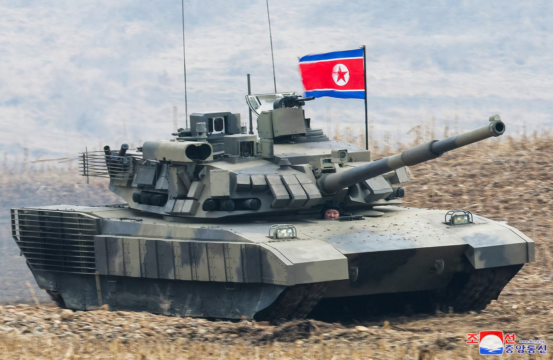 김정은, 북한 군사훈련서 신형전차 시운전 사진 1