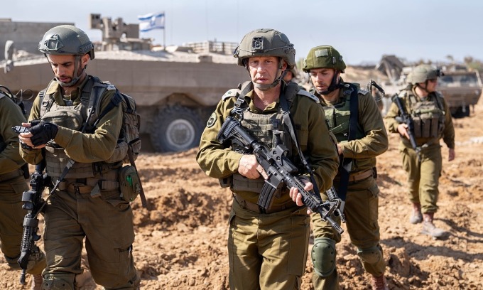 General Yaron Finkelman (Mitte), Kommandant des südlichen Militärbezirks Israels, trägt am 30. Oktober mit Soldaten im Gazastreifen ein Gewehr. Foto: IDF