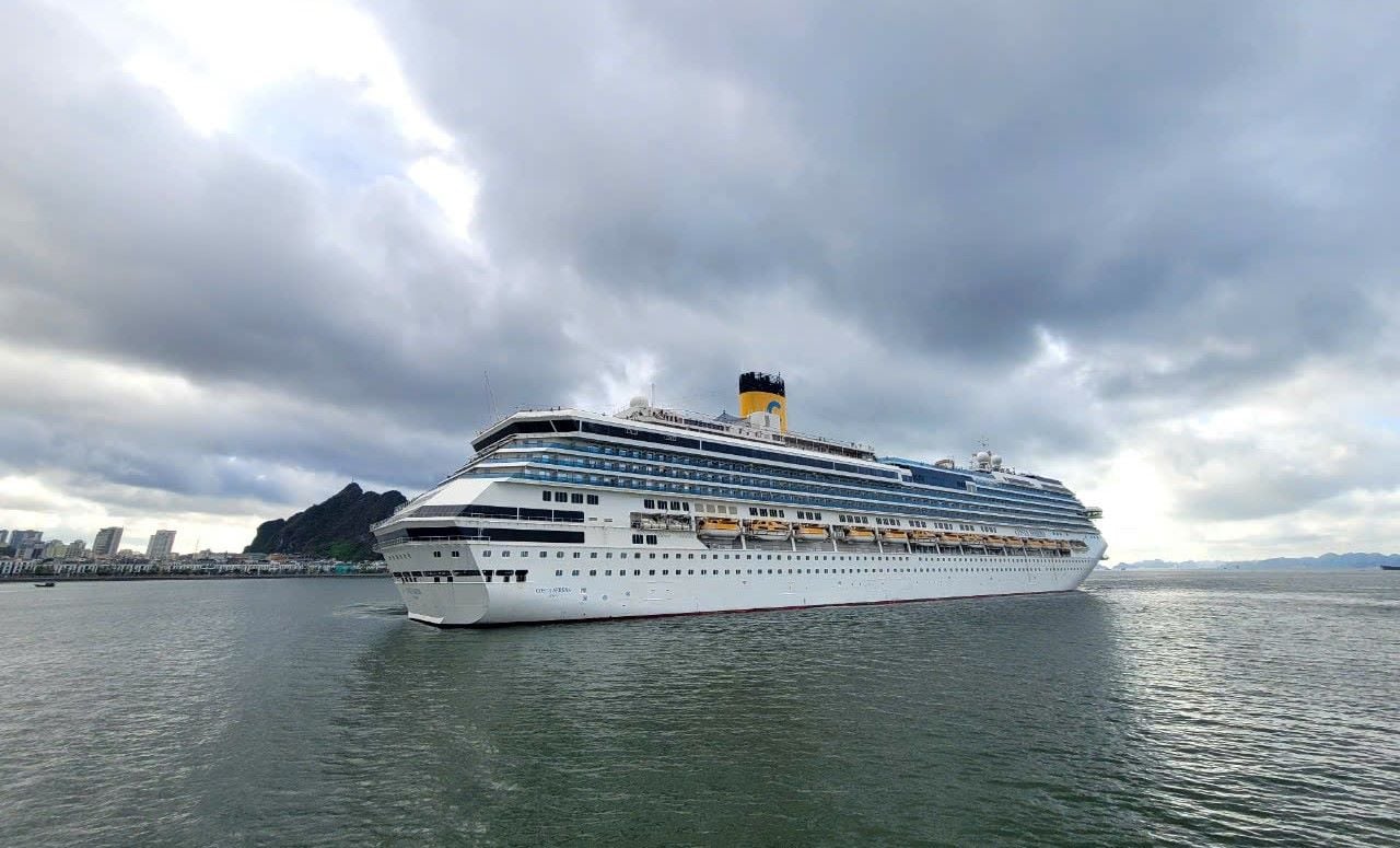 Un super yacht italien amène près de 3 500 invités dans la baie d'Ha Long