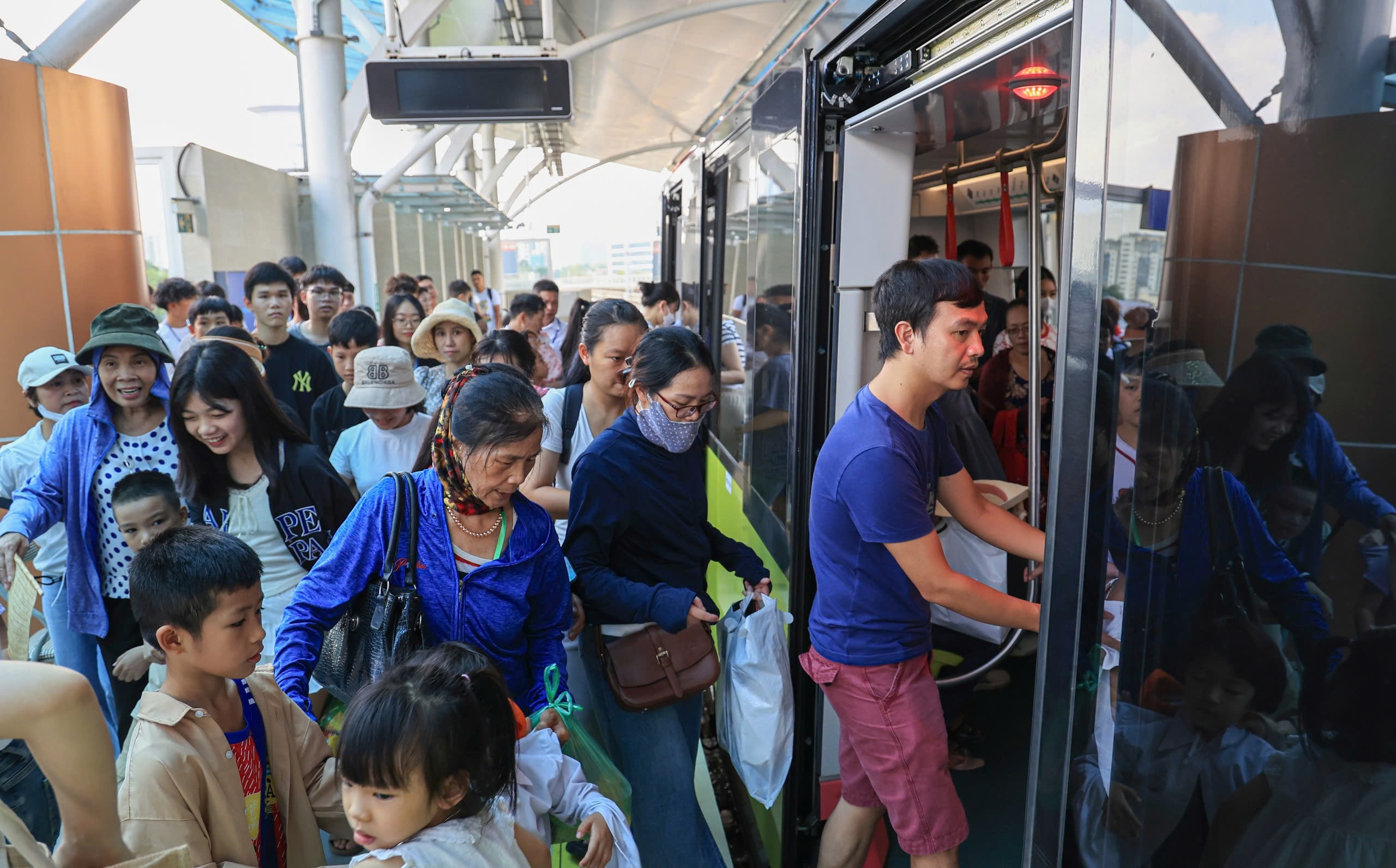 Xe buýt, metro Hà Nội vận chuyển cả triệu khách dịp nghỉ lễ 2/9- Ảnh 1.