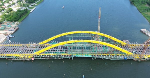 Fermeture du pont en arc en acier spécial sur la rivière Huong