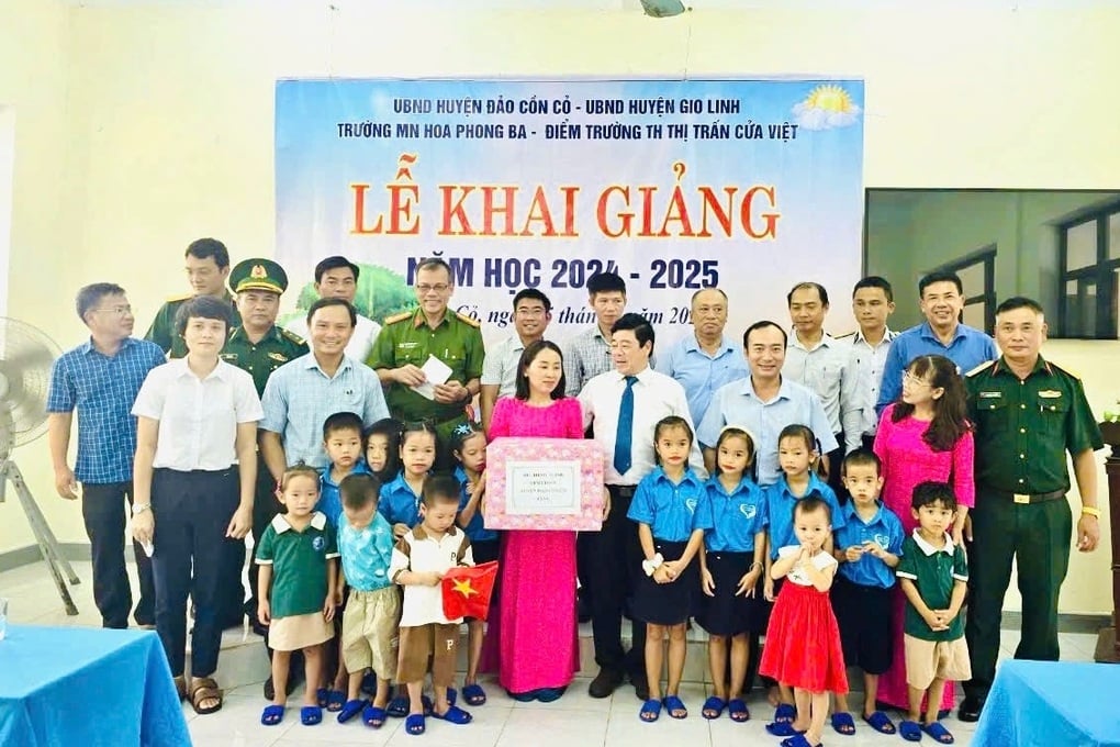 Bộ đội biên phòng lội suối vào bản đón học sinh đi khai giảng - 3