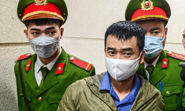 Phan Quoc Viet fue escoltado al tribunal.