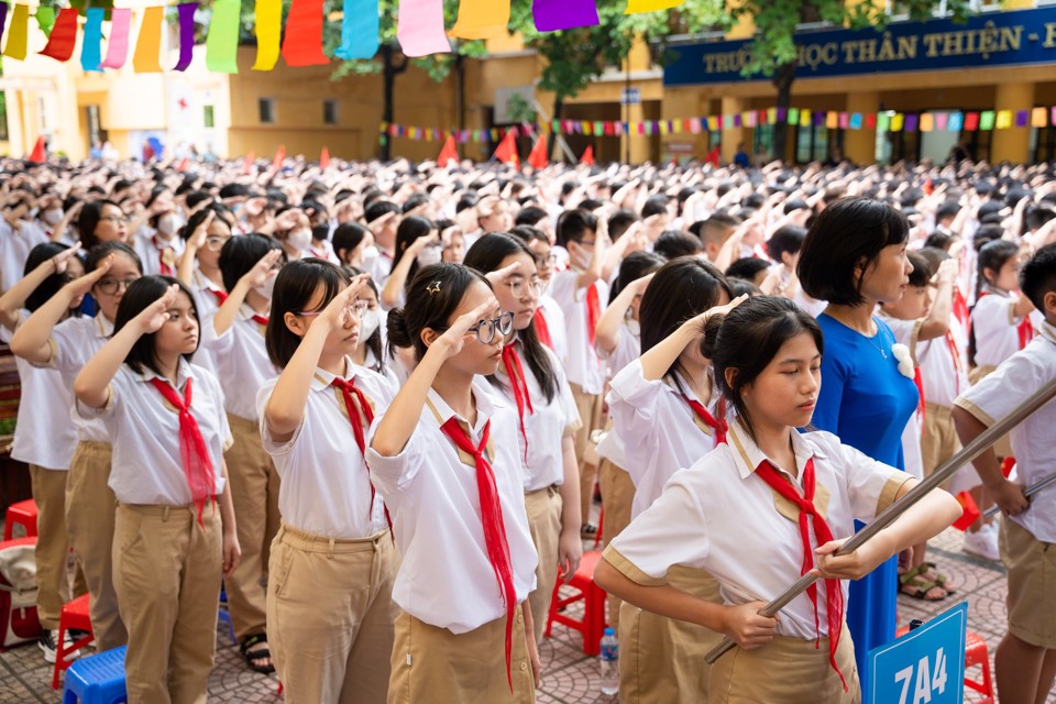 Students of Thai Thinh High School - Dong Da at the opening ceremony of the 2023 - 2024 school year. Photo: FBNT