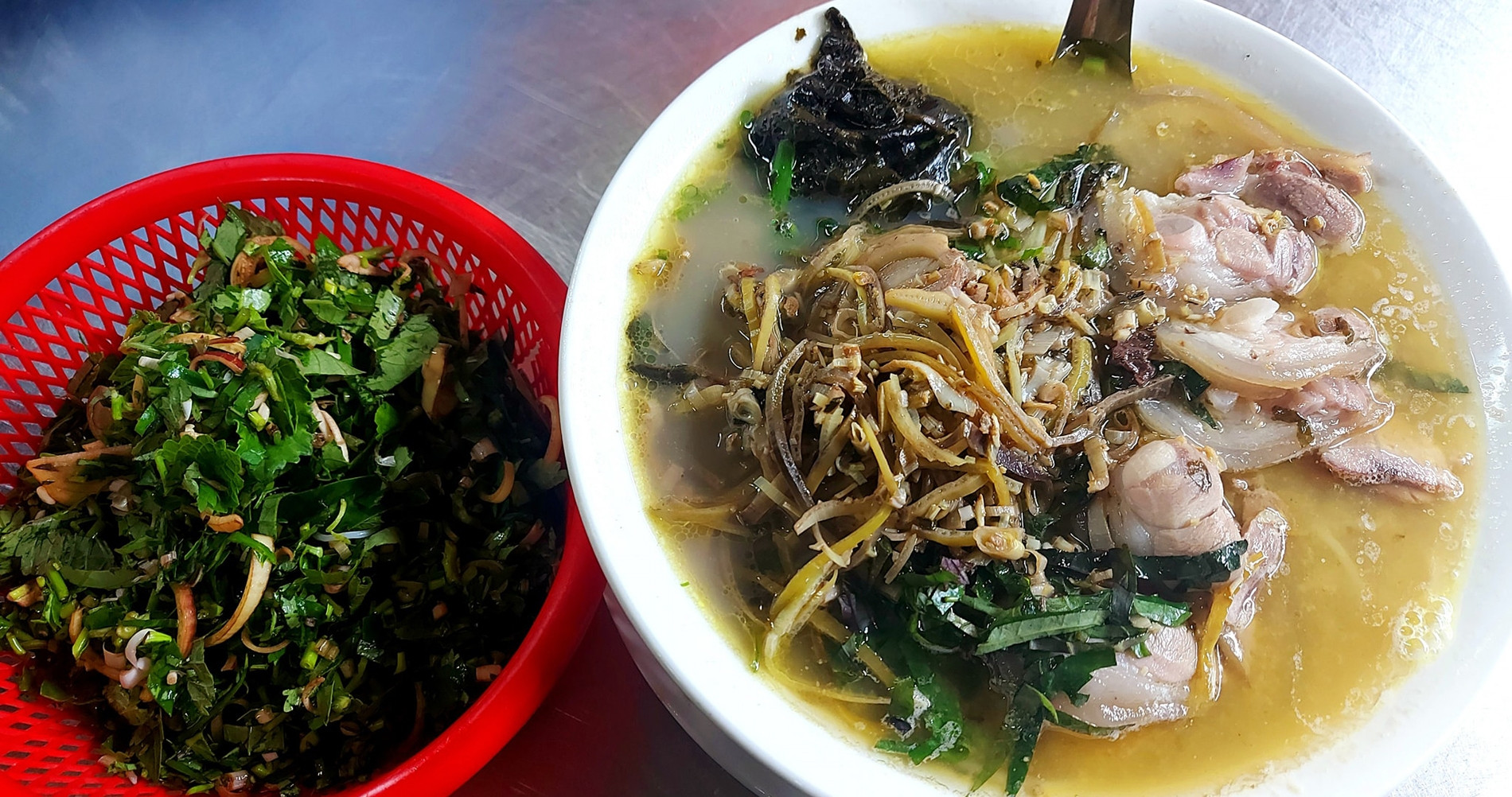 La spécialité locale de Thai Binh a un bouillon trouble, les clients mangent 2 bols à la fois